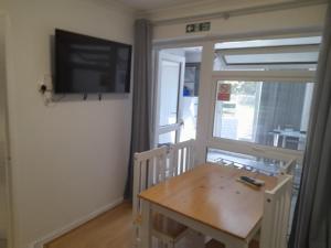 Una televisión o centro de entretenimiento en Livingstone 3 fotos más