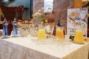 a table topped with glasses and bottles of wine at Hotel Sancho Abarca Petit SPA in Huesca