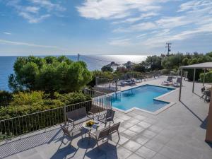 una piscina en un patio junto al océano en Villa Niki with swimming pool, en Cefalonia