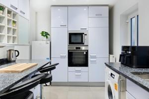 Η κουζίνα ή μικρή κουζίνα στο Spacious 3BR Nottingham City Hospital with PS4 +22 φωτογραφίες