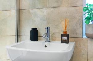 Ένα μπάνιο στο Spacious 3BR Nottingham City Hospital with PS4