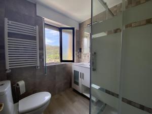 Et badeværelse på Casa El Molín 1 Soto de Dueñas VV-3703-AS + 42 billeder
