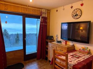 TV a/nebo společenská místnost v ubytování Le Panoramique I Vue lac - Montagne - Cosy