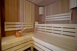 a sauna with a bucket in the middle of it at Hotel Sancho Abarca Petit SPA in Huesca