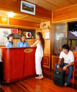 a woman standing at the counter of a restaurant at Faasai Resort & Spa in Ban Nong Nam Khao