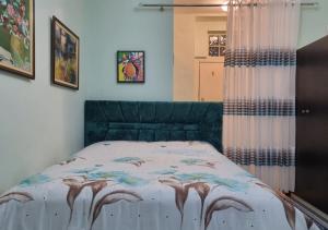 A bed or beds in a room at Edis's Corner