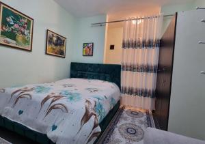 A bed or beds in a room at Edis's Corner Még 16 kép