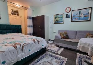 A bed or beds in a room at Edis's Corner