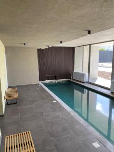 a swimming pool in a building with a pool at Moderno apartamento en península in Punta del Este