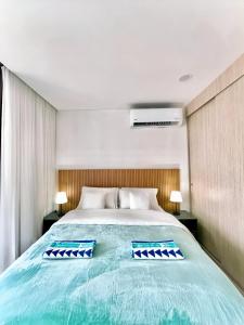 1 dormitorio con 1 cama azul grande y 2 almohadas en Suite D’lujo: Jacuzzi privado BH, en Santa Marta 14 fotos más