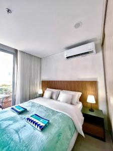 Un dormitorio con una cama grande con dos almohadas encima. en Suite D’lujo: Jacuzzi privado BH, en Santa Marta