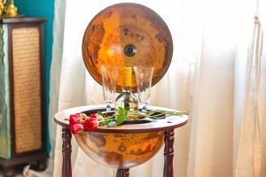 einen Tisch mit zwei Weingläsern und einem Spiegel in der Unterkunft Vintage Suite mit Jacuzzi und Sauna in Essen + 14 Fotos