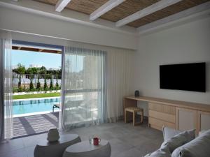 Televízia a/alebo spoločenská miestnosť v ubytovaní Atlantica Beach Resort Kos