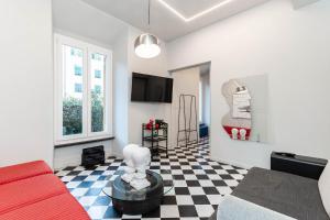 sala de estar con sofá rojo y suelo a cuadros en DolceVita Portofino, Central Square, Ground Floor, AC, en Portofino