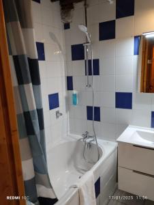 Koupelna v ubytování Le 8 rue Mulet
