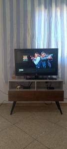 uma TV de tela plana em cima de uma mesa em Casa para temporada em Rio das Ostras em Rio das Ostras