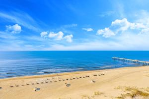 Blick auf einen Strand mit Pier und das Meer in der Unterkunft Admirals Quarters in Orange Beach