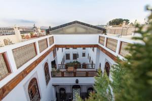 una vista aérea de un edificio con balcón en Riad - Dar Al Andalous, en Fez