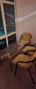 a room with a table and two chairs and a window at Apartman Aylin 2 in Tuzla +1 photo