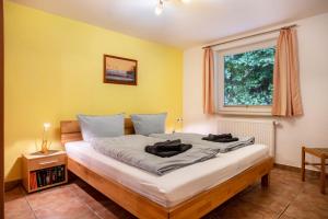 Un dormitorio con una cama grande con ventana. en Prerow Am Deich - Ferienwohnung 4, en Prerow