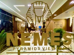 un ristorante con un cartello che legge nuovi maxymontymints vegani di NEMES Pyramids View INN a Il Cairo