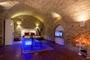 A television and/or entertainment centre at Inferno e Paradiso