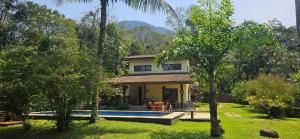 A piscina localizada em Casa da Josie em Maresias com piscina no pé da Mata Atlântica - 4 quartos ou nos arredores