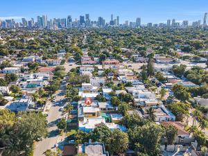 Nespecifikovaný výhled na destinaci Miami nebo výhled na město při pohledu z penzionu