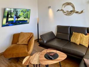 un salon avec un canapé et une table dans l'établissement Villa Anna - Johann Strauss, à Heringsdorf