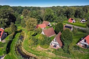 ZwiggelteにあるOrtelaan I Prettig Huis met Gezellige Tuinの家屋付き村の空中風景