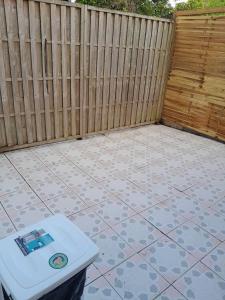 a backyard with a fence and a white table at Charming F2 in Sainte-Anne