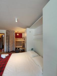 A bed or beds in a room at Monolocale nuovo sulla pista da sci in montagna