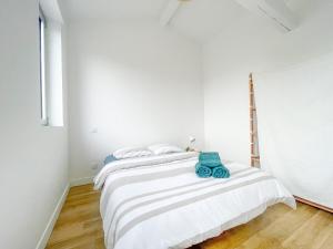 Katil atau katil-katil dalam bilik di Maison spacieuse proche Bordeaux