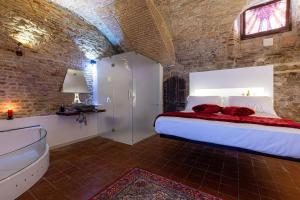 A bed or beds in a room at Inferno e Paradiso