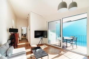 ルガノにあるUnique Gandria Attic by Quokka 360 - Elegant Lake View Apartmentの海の見えるリビングルーム