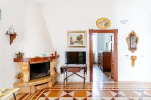 A television and/or entertainment centre at Villa Isabella