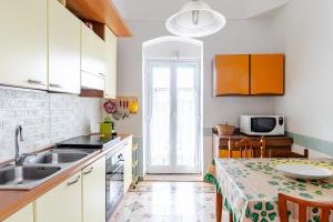 A kitchen or kitchenette at Villa Isabella