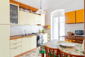 A kitchen or kitchenette at Villa Isabella