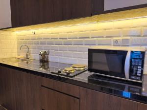 Nhà bếp/bếp nhỏ tại Apt Sudirman Suite 3BR With Infinity Pool & Netflix by Damaresa