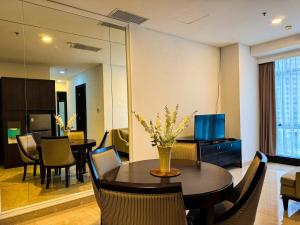 Khu vực ghế ngồi tại Apt Sudirman Suite 3BR With Infinity Pool & Netflix by Damaresa