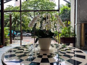 Vườn quanh Apt Sudirman Suite 3BR With Infinity Pool & Netflix by Damaresa
