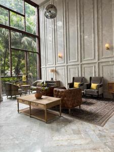Khu vực ghế ngồi tại Apt Sudirman Suite 3BR With Infinity Pool & Netflix by Damaresa