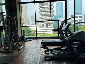 Phòng/tiện nghi tập thể dục tại Apt Sudirman Suite 3BR With Infinity Pool & Netflix by Damaresa