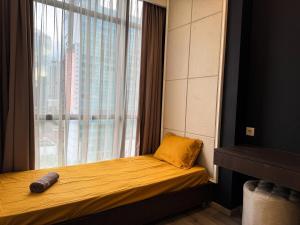 Katil atau katil-katil dalam bilik di Apt Sudirman Suite 3BR With Infinity Pool & Netflix by Damaresa +36 gambar