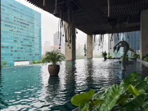 Hồ bơi trong/gần Apt Sudirman Suite 3BR With Infinity Pool & Netflix by Damaresa