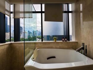 Phòng tắm tại Apt Sudirman Suite 3BR With Infinity Pool & Netflix by Damaresa