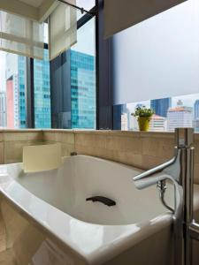 Ảnh trong thư viện ảnh của Apt Sudirman Suite 3BR With Infinity Pool & Netflix by Damaresa ở Jakarta