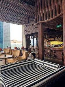 Ruang duduk di Apt Sudirman Suite 3BR With Infinity Pool & Netflix by Damaresa