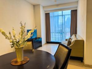 Khu vực ghế ngồi tại Apt Sudirman Suite 3BR With Infinity Pool & Netflix by Damaresa