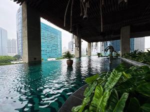 Hồ bơi trong/gần Apt Sudirman Suite 3BR With Infinity Pool & Netflix by Damaresa